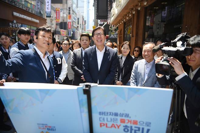박형준 부산시장(가운데)이 하단자율상권을 방문해 점검하고 있다./사진제공=부산시