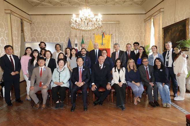 경남 통영시와 이탈리아 나폴리시 관계자들이 9일(현지 시각) 국제 우호교류 협정을 체결하고 기념촬영을 하고 있다./사진=통영시