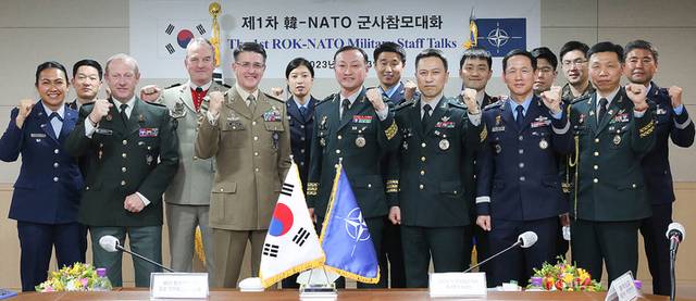 합동참모본부는 지난 2023년 2월 14일 제1차 한-나토(NATO·북대서양조약기구) 군사참모대화를 개최했다고 밝혔다. 김수광 합참 전략기획부장과 프란체스코 디엘라 NATO 협력안보부장이 참석자들과 기념촬영을 하고 있다. 합동참모본부 제공