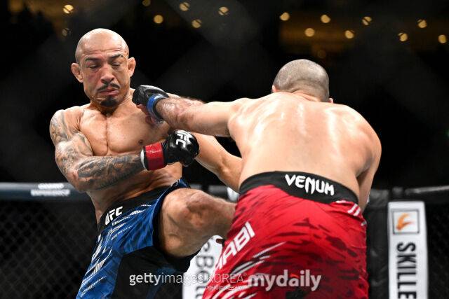 알도(왼쪽)가 11일 자하비와 경기에서 펀치 공격을 허용하고 있다. /게티이미지코리아