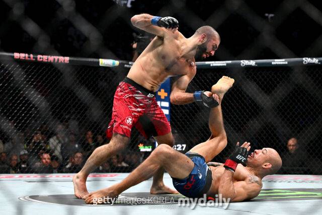 하위 포지션에서 자하비(왼쪽)의 공격을 막고 있는 알도. /게티이미지코리아