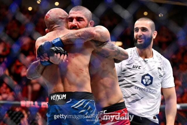 경기 후 뜨거운 포옹을 하는 알도(왼쪽)와 자하비(가운데). /게티이미지코리아