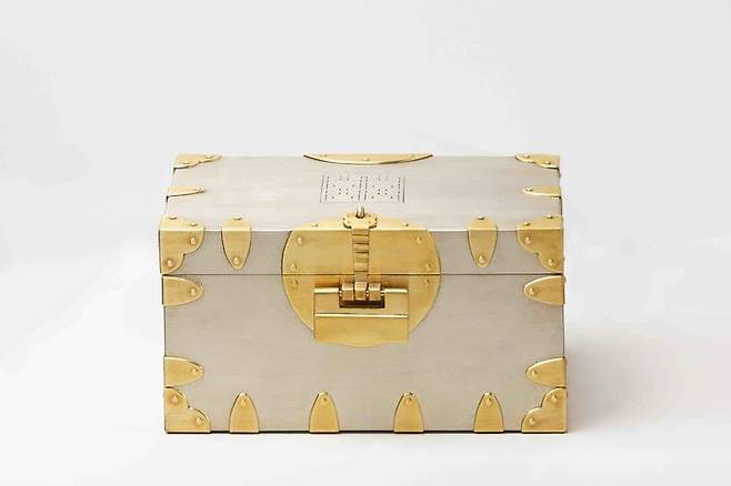 이경노_백동 선각 희자문 함(白銅 線刻 囍字文 函) 14.1 × 21.8 × 11.3(h) cm 2025.이경노.All rights reserved (1) *재판매 및 DB 금지