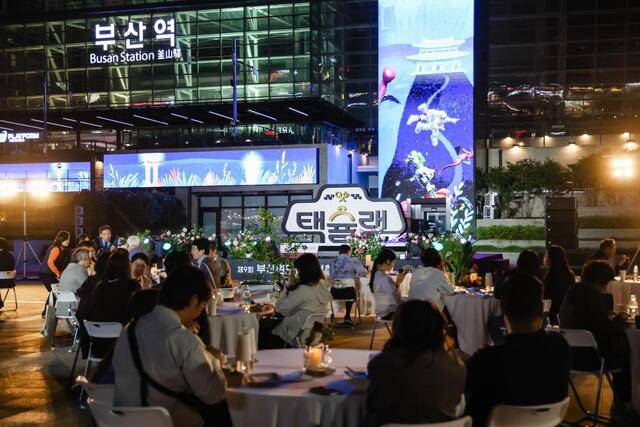 지난해 열린 ‘택슐랭 오픈 세리머니’와 시식회 등에 참가한 시민들. 부산시