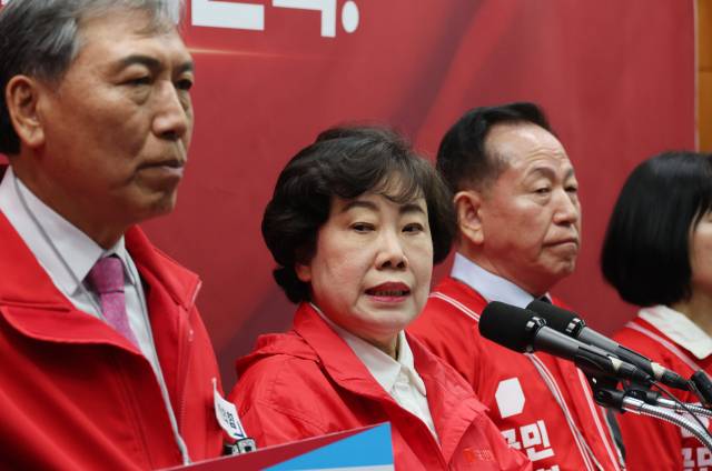 ▲국민의힘 조배숙(가운데) 전북특별자치도당위원장이 대선 공식 선거운동이 시작된 12일 전북도의회에서 대선 출정식을 하고 있다. ⓒ연합뉴스