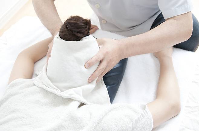 도수치료는 대표적인 비급여 항목으로, 지난해 실손보험에서만 2조6000억원이 지급됐다. 영양주사 등과 함께 특정 항목으로의 보험금 쏠림 현상이 보험료 인상의 원인으로 지적된다. 게티이미지뱅크