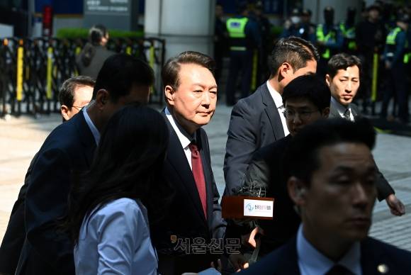 답 없는 윤석열 - 윤석열 전 대통령이 12일 오전 서울 서초구 중앙지방법원에서 열린 내란 우두머리 혐의, 직권남용 권리행사방해 혐의 사건 3차 공판에 출석, 취재진의 질문을 받으며 이동하고 있다. 2025.05.12 사진공동취재단