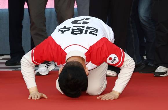 김문수 국민의힘 대통령 후보가 제21대 대통령 선거 공식 선거운동 첫 날인 12일 대구 중구 서문시장에서 지지를 호소하며 큰절을 올리고 있다. 2025.5.12. 뉴스1