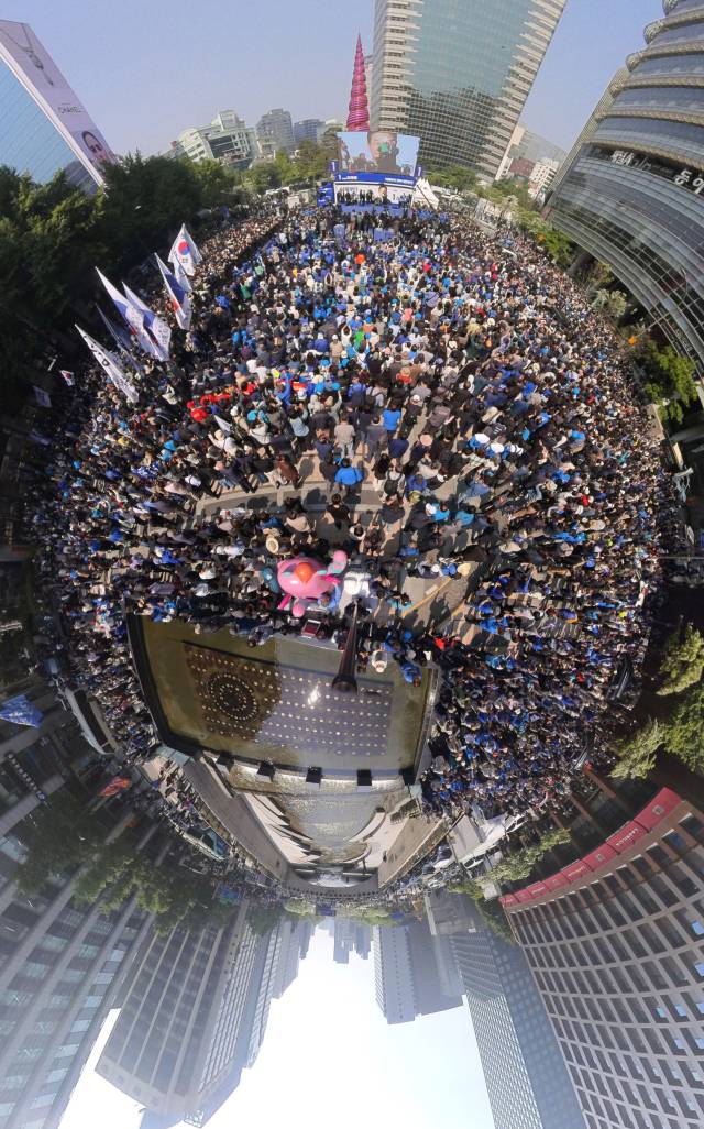 이재명 더불어민주당 대선 후보의 지지자들이 12일 서울 종로구 청계광장에서 출정식 성격으로 진행된 '빛의 혁명'을 찾아 이 후보의 유세를 지켜보고 있다. 민주당은 이날 1차 유세에 2만 명이 모였다고 밝혔다. 오승현 기자 2025.05.12