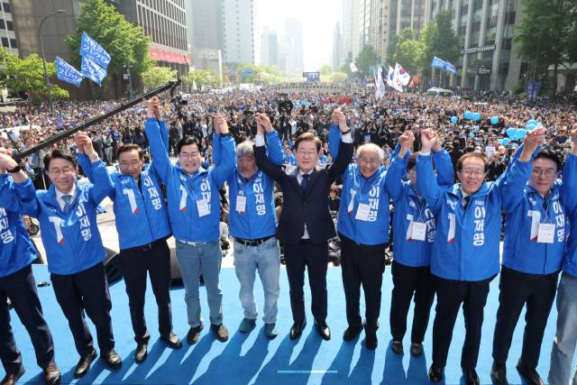 이재명 더불어민주당 대선 후보가 12일 서울 종로구 청계광장에서 출정식 성격의 '빛의 혁명' 유세를 하며 공식 선거운동을 시작하고 있다. 오승현 기자 2025.05.12