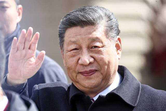 시진핑 중국 국가주석이 지난 9일(현지 시간) 러시아 모스크바에서 열린 전승절 80주년 행사에서 손을 흔들고 있다. 타스연합뉴스