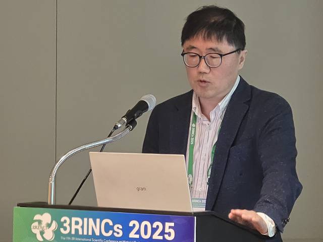홍수열 자원순환사회경제연구소 소장이 12일 제주 신화월드에서 열린 ‘3RINCs 2025 국제학술대회'에서 주제 발표를 하고 있다.사진제공=한국시멘트협회