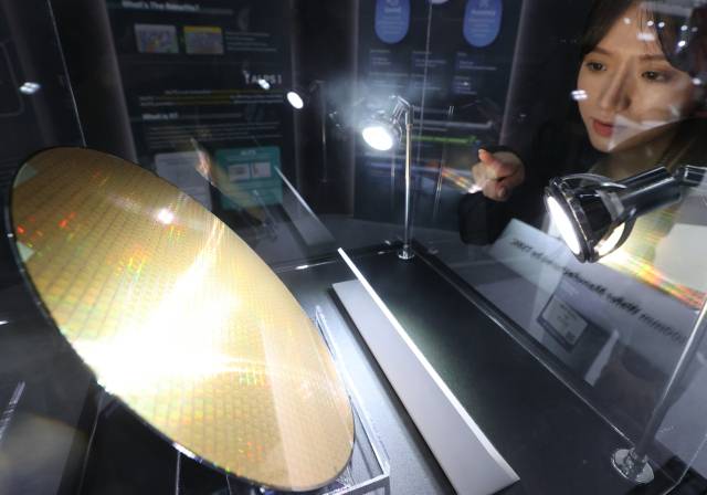 금색으로 빛나고 있는 반도체 웨이퍼. 연합뉴스