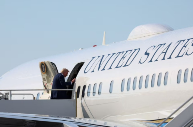 도널드 트럼프 미국 대통령이 미국 플로리아주 팜비치 국제공항에서 에어포스원에 탑승하고 있다. 로이터연합뉴스