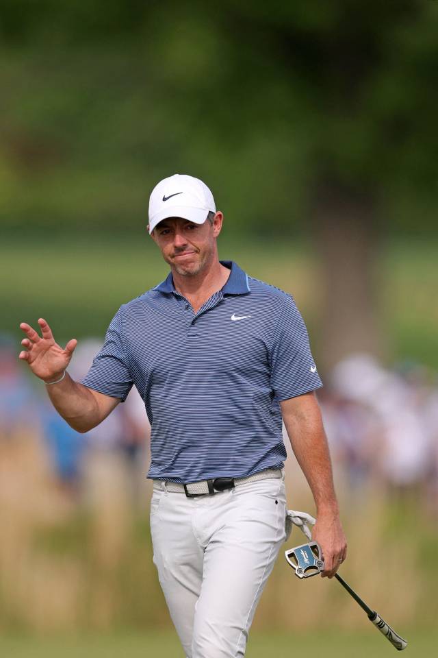 12일 트루이스트 챔피언십 18번 홀 그린에서 갤러리 환호에 인사하는 로리 매킬로이. AFP연합뉴스