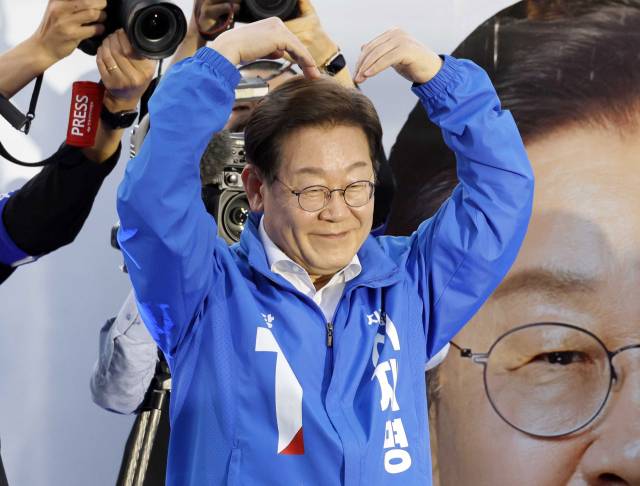 이재명 더불어민주당 대선 후보가 공식 선거운동 시작일인 12일 대전 중구 으느정이거리에서 'K-과학기술' 대전 유세를 하고 있다. 대전=오승현 기자 2025.05.12