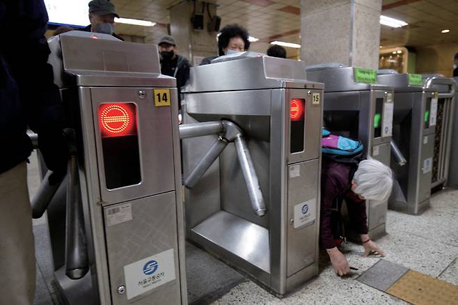 많은 노인이 경로우대(무임승차카드)로 지하철을 이용하고 있다. ⓒ시사저널 이종현