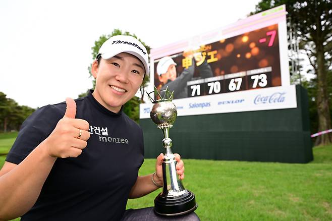 신지애가 11일 일본 이바라키현 이바리키 골프클럽에서 JLPGA투어 월드레이디스 챔피언십 살롱파스컵 트로피를 들고 기념촬영하고 있다. 게티이미지 코리아