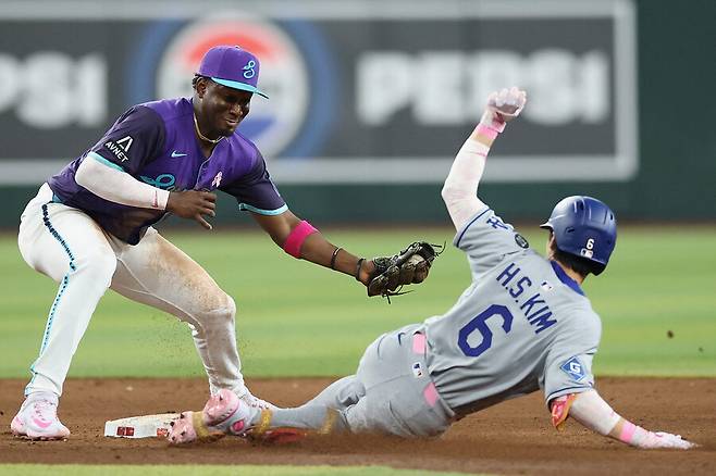 ▲ 2루에 슬라이딩하는 김혜성. 최초 판정은 세이프였지만 챌린지로 판정이 번복됐다. ⓒ연합뉴스/AFP