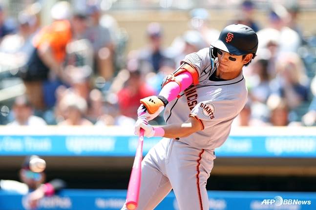 이정후가 1회 첫 타석에서 안타를 치는 순간. /AFPBBNews=뉴스1