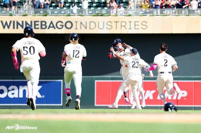 12일 경기에서 끝내기를 치고 기뻐하는 미네소타 선수들. /AFPBBNews=뉴스1