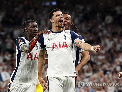 케인이 11일(한국시간) 뮌헨 소식을 전하는 '바이에른 앤 저머니'에 따르면 친정팀인 토트넘 홋스퍼의 유럽축구연맹(UEFA) 유로파리그 결승 진출에 축하를 건내며 우승을 기원했다. 연합뉴스