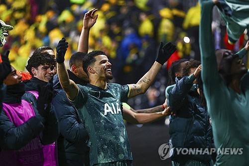 케인이 11일(한국시간) 뮌헨 소식을 전하는 '바이에른 앤 저머니'에 따르면 친정팀인 토트넘 홋스퍼의 유럽축구연맹(UEFA) 유로파리그 결승 진출에 축하를 건내며 우승을 기원했다. 연합뉴스