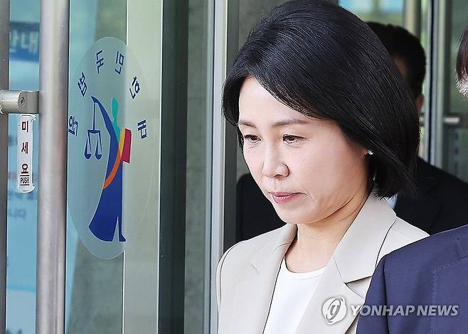 항소심 선고공판 마치고 나오는 김혜경 씨 (수원=연합뉴스) 홍기원 기자 = 공직선거법 위반 혐의로 기소돼 1심에서 벌금형을 선고받은 더불어민주당 이재명 대선후보 배우자 김혜경 씨가 12일 경기도 수원시 영통구 수원고등법원에서 열린 항소심 선고공판을 마치고 나오고 있다. 2025.5.12 xanadu@yna.co.kr
