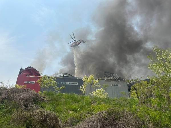 이천시 대형물류센터 화재 현장에 출동한 헬기가 상공에서 물을 뿌리는 모습. 2025.5.13 /목은수기자 wood@kyeongin.com