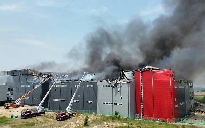 ▲ 13일 오후 이천시 부발읍 소재 한 대형 물류창고에서 화재가 발생해 소방당국이 진화작업을 벌이고 있다. /전광현 기자 maggie@incheonilbo.com