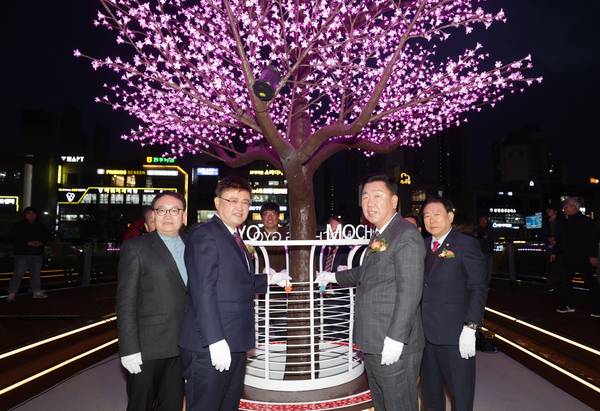 ▲ 이범석(오른쪽 두 번째) 청주시장이 꿀잼 행복도시 청주시 만들기 사업의 일환으로 모충동 친수공간 준공식에서 기념촬영을 하고 있다. 청주시 제공