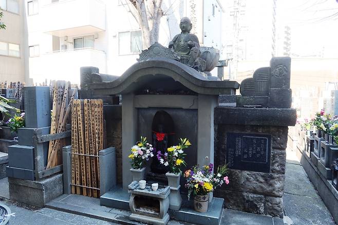 요시와라 근처 죠칸지(淨閑寺)에 있는 유녀의 공양비.