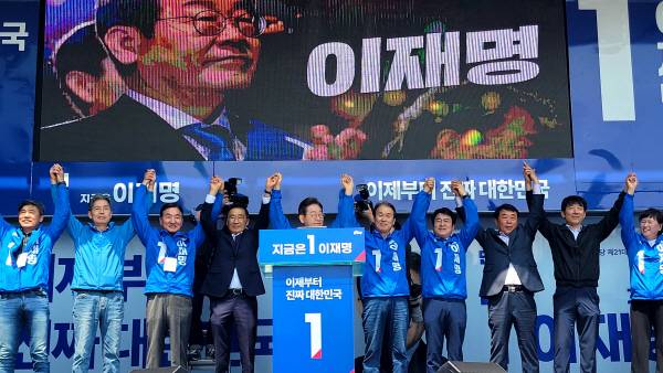 더불어민주당 이재명 대선 후보가 대구·경북(TK) 지역 유세에 나선 13일 경북 구미시 구미역광장에서 시민들에게 지지를 호소하고 있다. 이봉한 기자