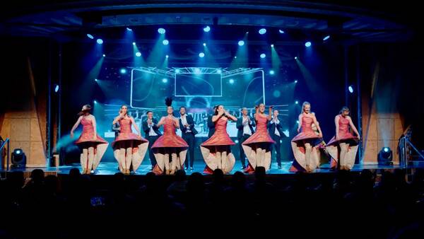 제주 첫 준모항 시대를 연 13만5000톤급 초대형 크루즈선 '아도라 매직시티'호에서 펼쳐진 공연. ⓒ제주의소리