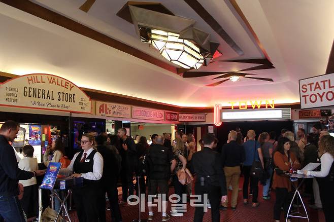 뮤지컬 ‘백투더퓨처’ 공연장인 런던 아델피 극장 안에 관객들로 붐비고 있다.(사진=김현식 기자)