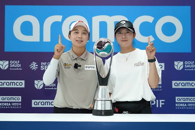 김효주(왼쪽)와 심서연이 11일 경기 고양시의 뉴코리아CC에서 끝난 LET 아람코 코리아 챔피언십 우승 기자회견에서 함께 기념 촬영을 하고 있다.(사진=아람코 코리아 챔피언십 대회조직위 제공)