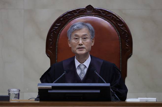 조희대 대법원장이 지난 1일 오후 더불어민주당 이재명 대선 후보의 공직선거법 사건 전원합의체 선고를 위해 서울 서초구 대법원 대법정에 입장해 장내 정돈을 선언하고 있다. (사진=공동취재단)