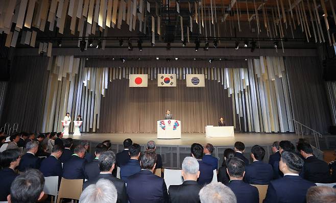 안덕근 산업통상자원부 장관이 13일 일본 오사카에서 열린 2025 오사카·간사이 엑스포 ‘한국의 날’ 기념식에서 발언하고 있다. (사진=코트라)