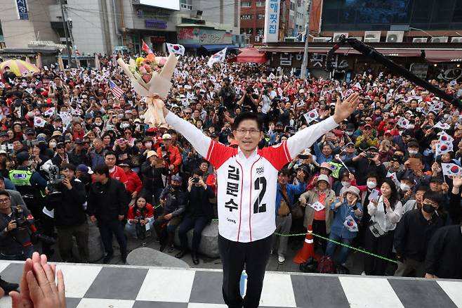 국민의힘 김문수 대선 후보가 13일 부산 자갈치 시장에서 유세를 하고 있다. (사진 = 연합뉴스)