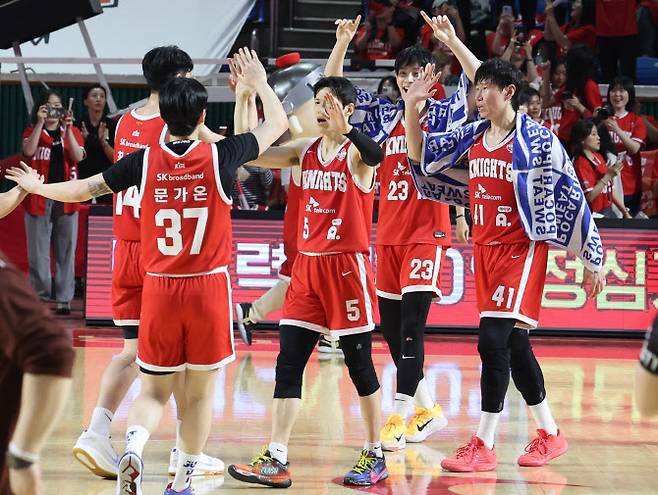 13일 서울 송파구 잠실학생체육관에서 열린 2024-2025 KCC 프로농구 챔피언결정전 5차전 서울 SK와 창원 LG의 경기. 서울 SK 김선형, 오세근 등이 86대 56으로 크게 이긴 뒤 기뻐하고 있다. 사진=연합뉴스