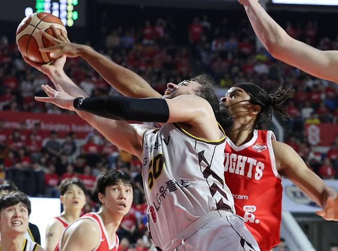 13일 서울 송파구 잠실학생체육관에서 열린 2024-2025 KCC 프로농구 챔피언결정전 5차전 서울 SK와 창원 LG의 경기. 창원 LG 아셈 마레이가 슛을 하고 있다. 사진=연합뉴스