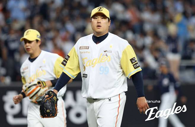 한화이글스 선발 류현진이 이닝을 마친 뒤 마운드를 내려오고 있다. 사진=한화이글스