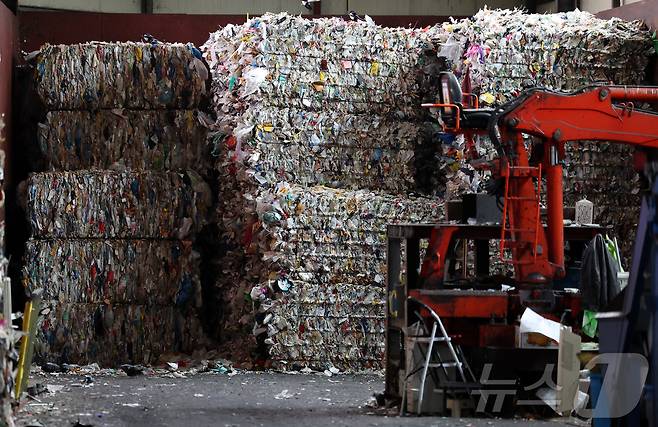 서울의 한 공동자원순환센터에 쓰레기가 산더미처럼 쌓여 있다. 2025.1.30/뉴스1 ⓒ News1 이동해 기자