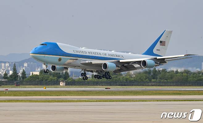 조 바이든 미국 대통령이 탑승한 에어포스원이 20일 경기도 오산 미 공군기지에 착륙하고 있다. 바이든 대통령은 20~22일 한국, 22~24일 일본을 순차적으로 방문한다. 2022.5.20/뉴스1 ⓒ News1 사진공동취재단