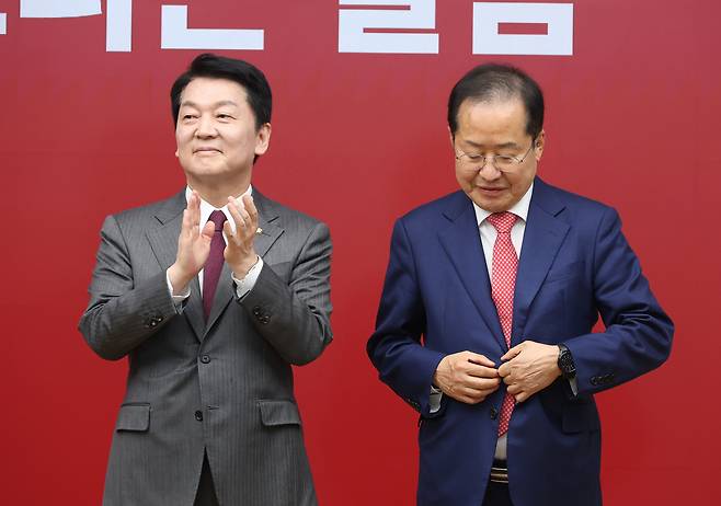 29일 서울 여의도 국민의힘 당사에서 열린 제21대 대통령 후보자 국민의힘 3차 경선 진출자 발표 행사에서 진출에 실패한 안철수, 홍준표 후보가 진출 후보의 소감을 듣고 있다. 2025.04.29. 2025.4.30/뉴스1 ⓒ News1 국회사진취재단