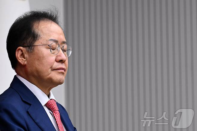 홍준표 후보가 지난 4월 29일 서울 여의도 국민의힘 당사에서 열린 제21대 대통령 후보자 국민의힘 3차 경선 진출자 발표 행사에서 탈락 발표가 난 후 눈을 감고 있다. 2025.4.29/뉴스1 ⓒ News1 국회사진취재단