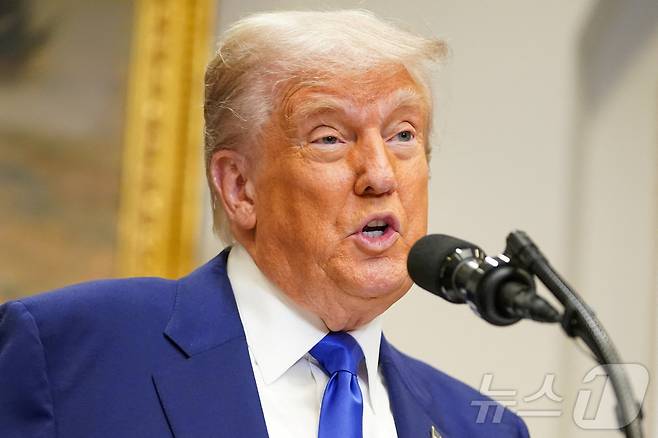 도널드 트럼프 미국 대통령이 12일(현지시간) 워싱턴 백악관에서 취재진과 만나 중국과 고위급 협상에서 '관세전쟁'을 90일간 유예하기로 합의한 것과 관련해 "중국은 모든 비관세 장벽을 유예하고 없앨 것이다. 그들은 그렇게 하기로 동의했다"고 밝히고 있다. 2025.05.13 ⓒ 로이터=뉴스1 ⓒ News1 우동명 기자