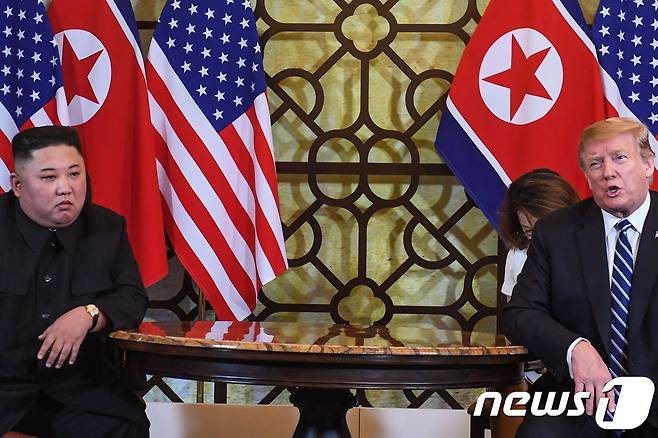 도널드 트럼프 미국 대통령과 김정은 북한 국무위원장이 2019년 2월 28일(현지시간) 2차 북미 정상회담 장소인 베트남 하노이 소피텔 레전드 메트로폴 호텔에서 정상회담하고 있다. ⓒ AFP=뉴스1 ⓒ News1 우동명 기자