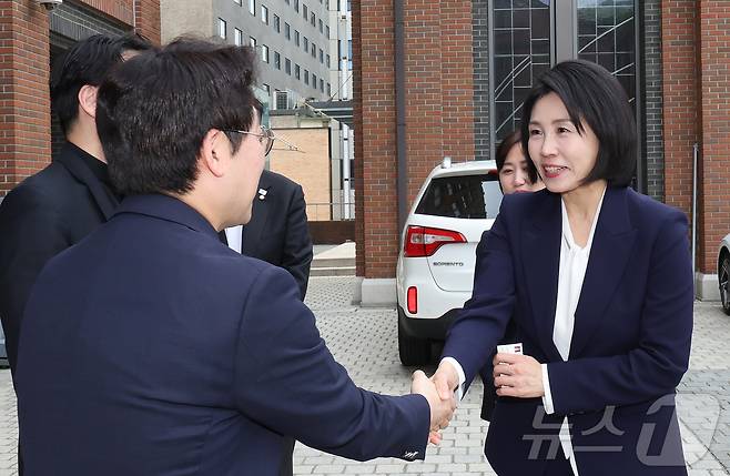 이재명 더불어민주당 대통령 후보의 부인 김혜경 여사가 13일 오후 서울 중구 천주교 서울대교구청에서 정순택 서울대교구장과의 면담을 앞두고 교구청 관계자와 인사를 나누고 있다. ⓒ News1 장수영 기자