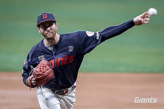 롯데 반즈가 고척스카이돔에서 열린 2025 KBO리그 키움전에 선발 등판해 역투하고 있다. 사진 | 롯데 자이언츠